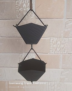 Ornement de jardin suspendu moderne en métal, forme irrégulière, finition peinte, résistant aux intempéries, élément décoratif extérieur - Product Image 1