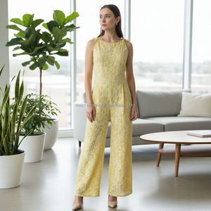 Combinaison personnalisée pour femmes avec broderie florale sur toute la surface, bretelles à nouer, pantalon pour femmes - Product Image 1