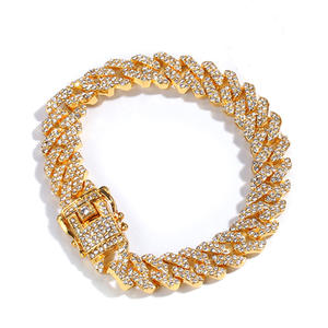 Un conjunto de pulsera y collar de cadena cubana adornados con diamantes, aptos tanto para hombres como para mujeres. - Product Image 5