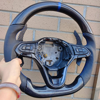 Volant personnalisé pour Volkswagen en fibre de carbone avec bandes bleues, cuir perforé et boutons de commande pour voitures VW