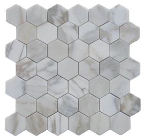 Mosaïque de marbre Calacatta Gold à chevrons de 10 mm d'épaisseur, design moderne, solution graphique pour les murs intérieurs des hôtels - Product Image 5