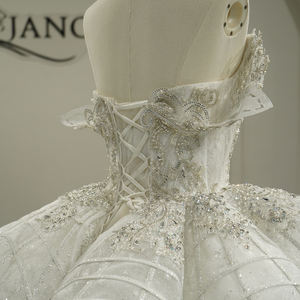 Vestido de Novia Moderno GT26023 Color Marfil con Escote Corazón, Cordones, Cola Larga Tipo Capilla, con Flores y Cristales - Product Image 6