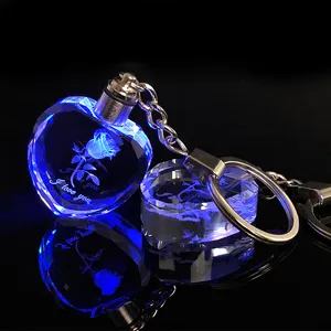 Lazer kazınmış kişiselleştirilmiş araba logolu anahtarlık anahtarlık ile kristal kalp gül şekli kristal cam Led ışık onur