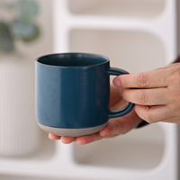 Tasse à thé en céramique personnalisée avec blocs de couleur et effet moucheté, logo imprimé sur mesure, idéale comme cadeau promotionnel de Noël