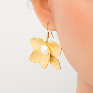 ต่างหูมุกทรงหยดน้ำ ชุบทอง 18K ประดับแบบ Bezel Setting สำหรับใส่ทุกวัน - Product Image 2