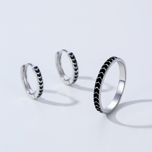 Conjunto de Anillo y Pendientes de Plata de Ley 925 Estilo Punk Retro con Resina Epoxi Negra para Mujer - Joyería de Diseño Exclusivo y Moderno - Product Image 3