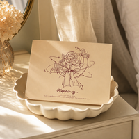 Carte de vœux personnalisée avec ruban imprimé, texte en script et illustration linéaire pour fleuriste et boîte cadeau de mariage