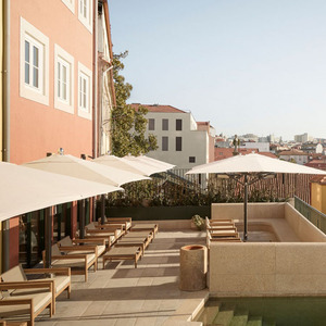 Mesita de Noche de Hotel de Lujo con Puertos de Carga Integrados, Cajones de Almacenamiento y Acabado de Madera Premium, Esencial para el Dormitorio - Product Image 5