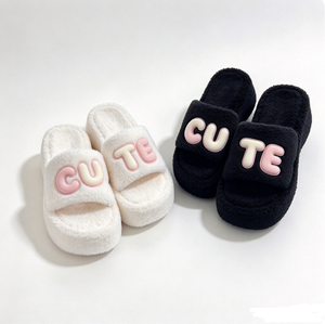 Pantoufles douillettes en peluche, mignonnes, à lettres, à bout ouvert, à semelle épaisse, douces, pour l'hiver, style coréen, gris clair, en fausse fourrure - Product Image 1