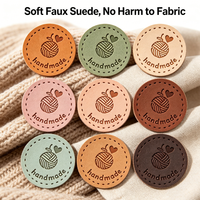 Étiquettes en cuir microfibre PU gaufré personnalisées en gros, impression sérigraphique, forme en rouleau, lavables, avec points carrés pour vêtements