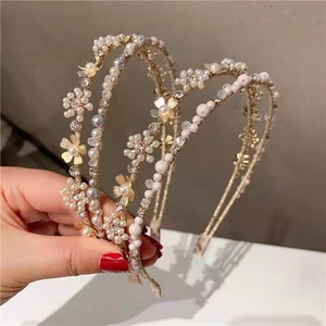 Cuentas <span class=keywords><strong>de</strong></span> <span class=keywords><strong>estambre</strong></span> <span class=keywords><strong>de</strong></span> flores, perlas, diamantes <span class=keywords><strong>de</strong></span> agua, material <span class=keywords><strong>de</strong></span> aleación <span class=keywords><strong>de</strong></span> metal <span class=keywords><strong>de</strong></span> doble fila, corona <span class=keywords><strong>de</strong></span> cabello brillante y diadema - Product Image 1