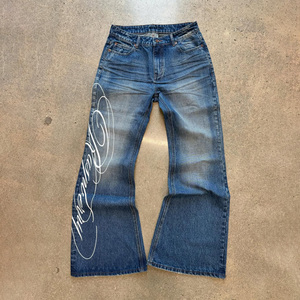 Pantalones Vaqueros Anchos Personalizados al por Mayor para Hombre con Estampado de Líneas Cursivas Blancas, Vaqueros Vintage Lavados, Corte Acampanado para Y2K - Product Image 1