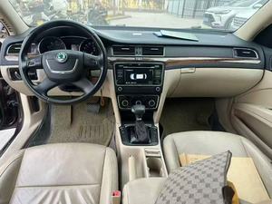 รถยนต์มือสอง JX Auto <span class=keywords><strong>Skoda</strong></span> Superb 1.8 TSI: 160 แรงม้า เทอร์โบ พาวเวอร์  กระโปรงท้าย 565 ลิตร และห้องโดยสารกว้างขวาง - เหมาะสำหรับการเดินทางท่องเที่ยวแบบครอบครัว - Product Image 4