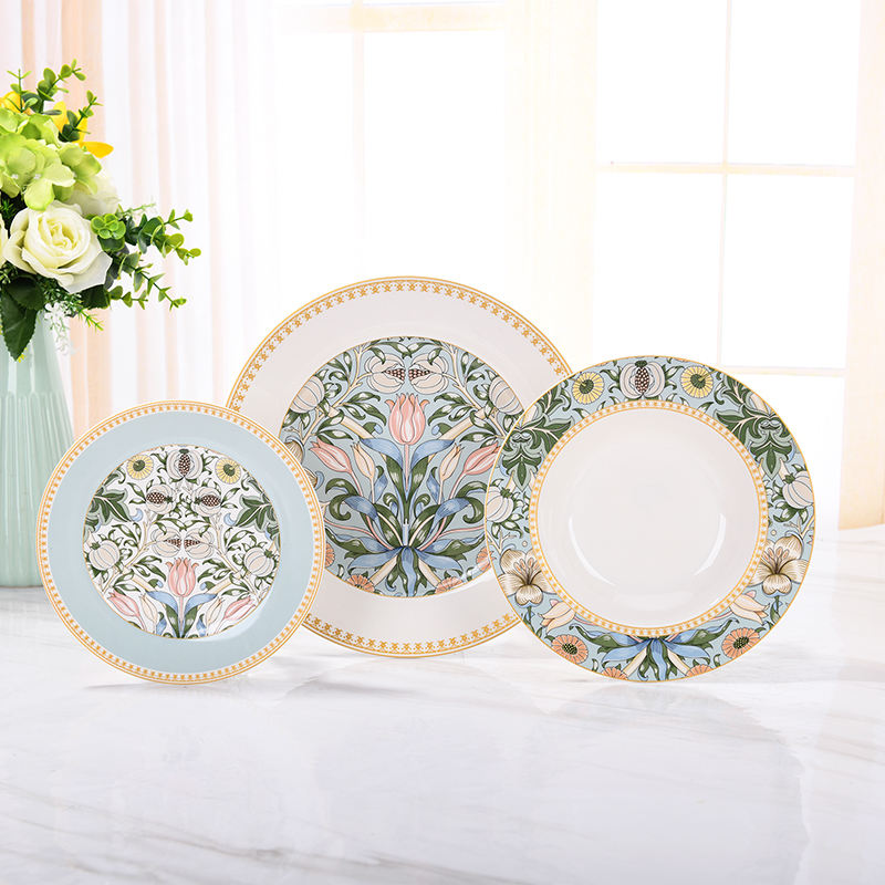 Ensemble de 18 assiettes