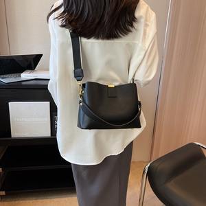 Nouveau sac seau à main de grande capacité tendance, sac à bandoulière souple haut de gamme pour femmes, portable - Product Image 4