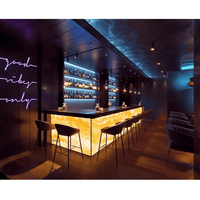 Tabourets de comptoir de bar circulaires en pierre d'onyx vert de haute qualité Comptoirs de bar demi-ronds à LED pour hôtel 5 étoiles