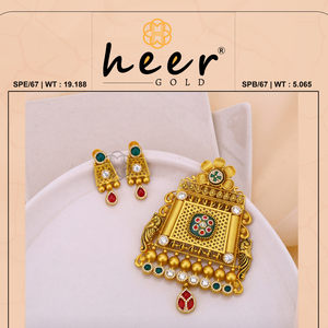 Conjunto de colgante tradicional indio en tono dorado con piedras rojas y verdes, collar de estilo étnico vintage con aretes a juego. - Product Image 2