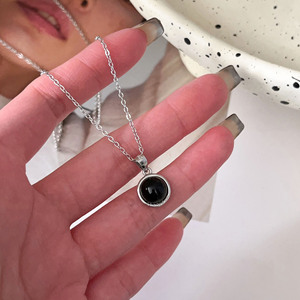 Collar Yinruitai con Colgante de Ágata Negra Circular en Plata de Ley S925 para Mujer, Cadena Elegante para Uso Diario - Product Image 2