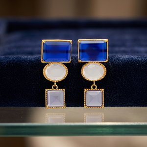 Boucles d'oreilles élégantes en topaze géométrique carrée plaquées or 14 carats avec des nuances bleues et blanches - Product Image 2