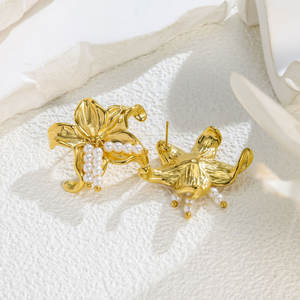 1 Paire de Boucles d'Oreilles Pendantes en Acier Inoxydable Plaqué Or 18K avec Perle Lys et Pompon - Design Texturé 3D Élégant et Polyvalent pour Soirées - Product Image 2