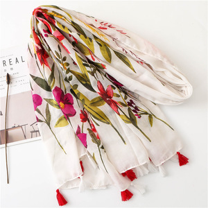 Venta al por mayor <span class=keywords><strong>2020</strong></span> gran oferta bufanda con estampado tropical moda acogedora hoja verde y rojo estampado floral borla bufanda de algodón de gran tamaño - Product Image 3