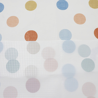 Nappe blanche en gros avec des points colorés, linge de table réutilisable pour la restauration d'événements