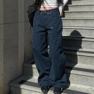 Pantalon cargo en jean à panneaux asymétriques cloutés, coupe droite taille basse, style streetwear - Product Image 3