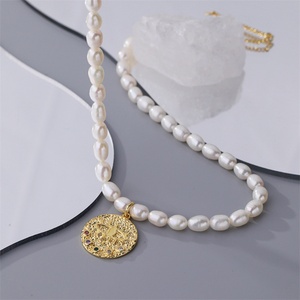 Collar de Moda con Cadena de Perlas de Arroz, Colgante Redondo con Circonita Arcoíris y Amuleto de Ojo de Diablo - Product Image 5