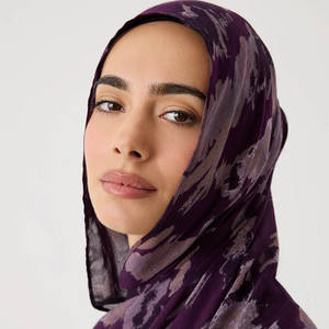 Nouveau Hijab Modal Imprimé Antidérapant Confortable 2025 – Élégant pour le Travail, l'École et le Quotidien – Motif Tropical Tendance pour Musulmanes - Product Image 2