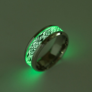 Anillos de plata para hombre con textura de dragón que brillan en <span class=keywords><strong>la</strong></span> oscuridad, anillo de acero inoxidable pulido para hombre - Product Image 1