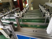 Machine automatique de fabrication de plats et de contenants alimentaires en aluminium pour plats à emporter