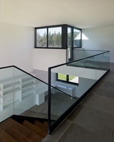 Balustrade en verre extrudé en aluminium sur mesure OEM/ODM, avec embouts carrés modernes pour balcon intérieur/extérieur et villa
