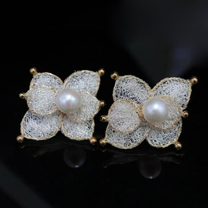 Vente en gros de clous d'oreilles artisanaux en dentelle à cinq pétales avec perles, en maille italienne, en or 14 carats et perles d'eau douce naturelles importées - Product Image 3