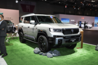 Nouveau SUV tout-terrain BYD DENZA B8 RHD 2026, 6 places, PHEV automatique, Euro VI, R19, intérieur sombre, véhicule à conduite intelligente