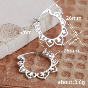 Orecchino a polsino a forma di loto da donna, stile vintage, accessorio per l'orecchio da indossare tutti i giorni, gioiello alla moda per outfit. - Product Image 4