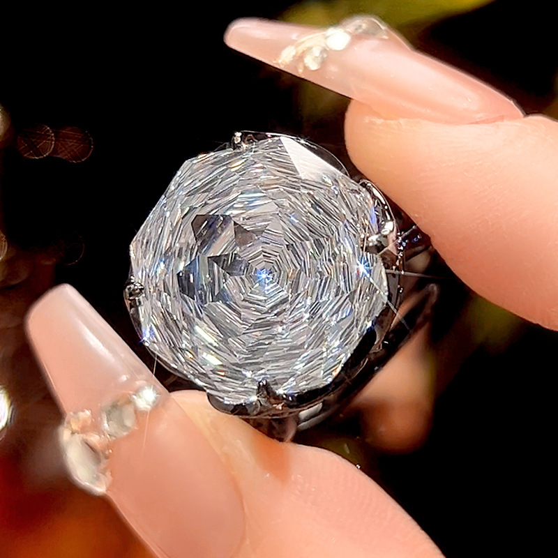 Anillo abierto de oro negro con diamantes blancos