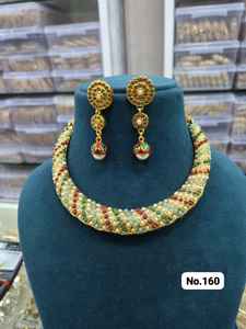 Ensemble de colliers Rajwadi multicolores, look très traditionnel, pour femmes, ensemble de bijoux plaqués or traditionnels. - Product Image 3