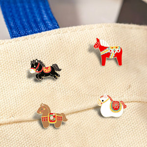 En gros, Pin's en émail et métal personnalisé, motif Cheval de dessin animé, <span class=keywords><strong>Zodiaque</strong></span> <span class=keywords><strong>Chevalier</strong></span>, Année <span class=keywords><strong>du</strong></span> Cheval 2026, pour sacs à dos - Product Image 1