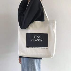 Grand sac fourre-tout en toile de coton biologique géométrique pour courses, avec logo personnalisé imprimé, en tissu recyclé, avec poignées en ruban et corde, taille moyenne - Product Image 1