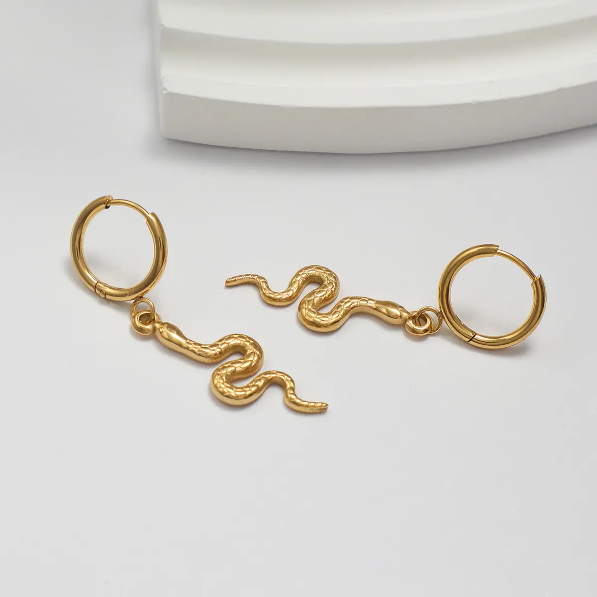 Modische Edelstahl-Schlangen-Erscheinungsohrringe für Damen Statement-Schmuck wasserdicht 18K Gold plattiert Charme Anhänger Hoop-Ohrringe