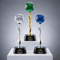 Trofeo de Golf Femenino de Alta Calidad con Figura de Dama Plateada Sosteniendo una Pelota de Golf de Cristal, Personalizable con Logotipo, Ideal para un 'Hole in One'