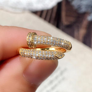 Anello da Cocktail F1740 per Donna in Oro Giallo con Cristallo Taglio Brillante Rotondo e Incastonatura Pavé di Strass, Gioiello Raffinato per Fidanzamento - Product Image 3