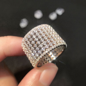 Anello di Lusso Traforato con Pavé per Donne, Gioiello da Dito alla Moda e Trendy - Product Image 3