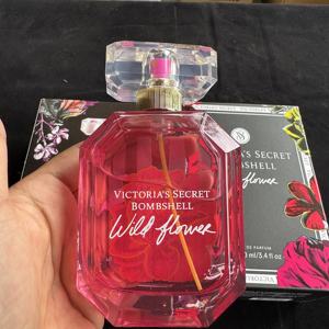 สเปรย์น้ำหอมสำหรับผู้หญิง กลิ่นเฟรชวู้ดโรสฟรุ๊ตฟลาวเวอร์ ขนาด 100 มล. น้ำหอมระงับกลิ่นกาย ขายส่ง ยี่ห้อวิคตอเรีย ซีเคร็ท - Product Image 4