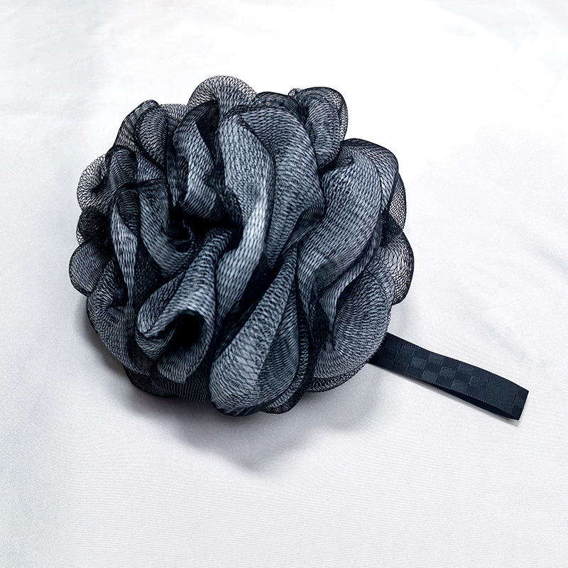 Couverture noire avec éponge de bain blanche
