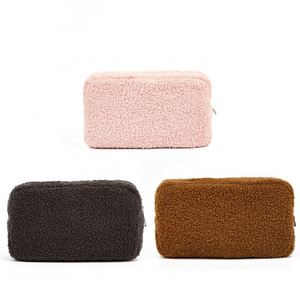 Sac de voyage en velours Teddy uni pour l'automne et l'hiver, sac de rangement portable pour le maquillage, sac cosmétique en peluche Teddy, fabriqué en usine BSCI - Product Image 2