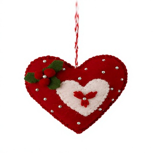Adorno Navideño de Fieltro de Lana 100% Certificado, Hecho a Mano en el Himalaya, Ecológico, con Corazón Rojo, Decoración Tradicional para Colgar en la Pared - Product Image 1