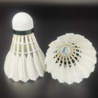 Ventes en gros direct d'usine, marque personnalisée prise en charge, volants de badminton en plumes d'oie avec vol stable pour l'entraînement au badminton