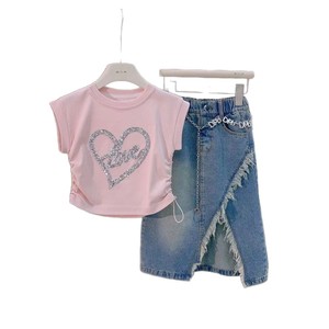 Completo Estivo per Ragazze in Tessuto Sintetico Misto Poliestere 2026 Nuovo Set Alla Moda con Top Senza Maniche con Cuore di Paillettes e Jeans - Product Image 5