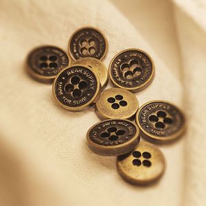 Boutons en laiton à quatre trous écologiques, avec logo gravé, pour manteaux et vêtements en laine pour hommes - Product Image 5